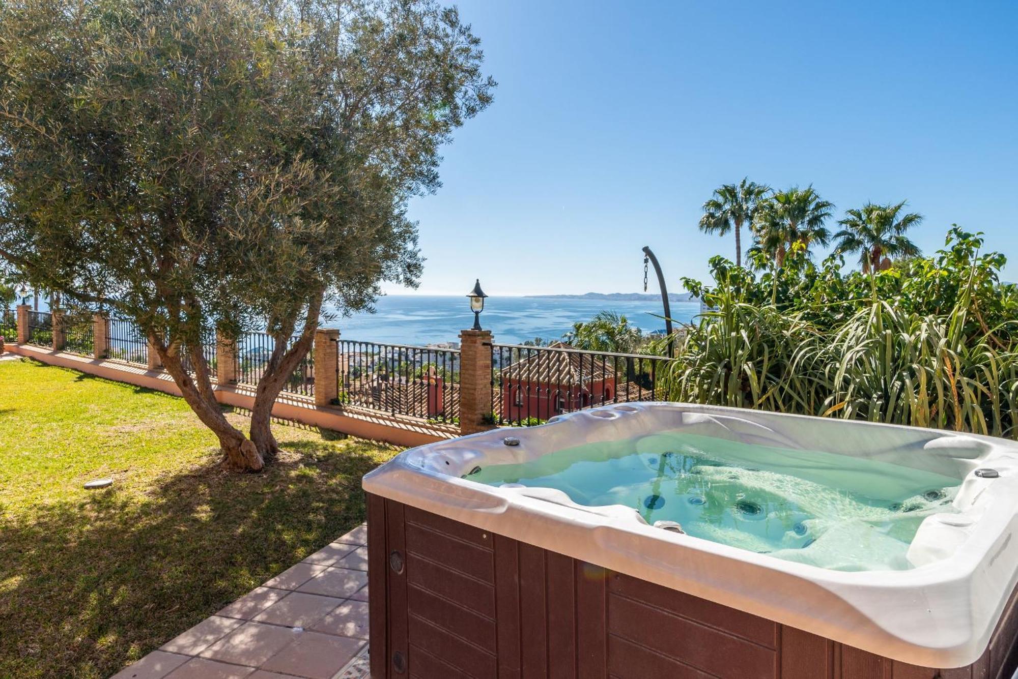 Beachside Villa With Panoramic Sea Views เบนัลมาเดนา ภายนอก รูปภาพ