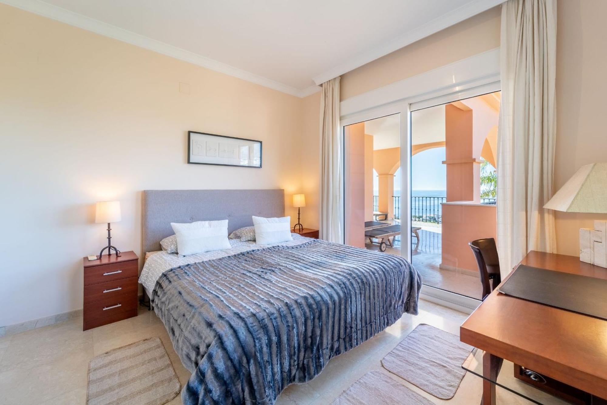 Beachside Villa With Panoramic Sea Views เบนัลมาเดนา ภายนอก รูปภาพ
