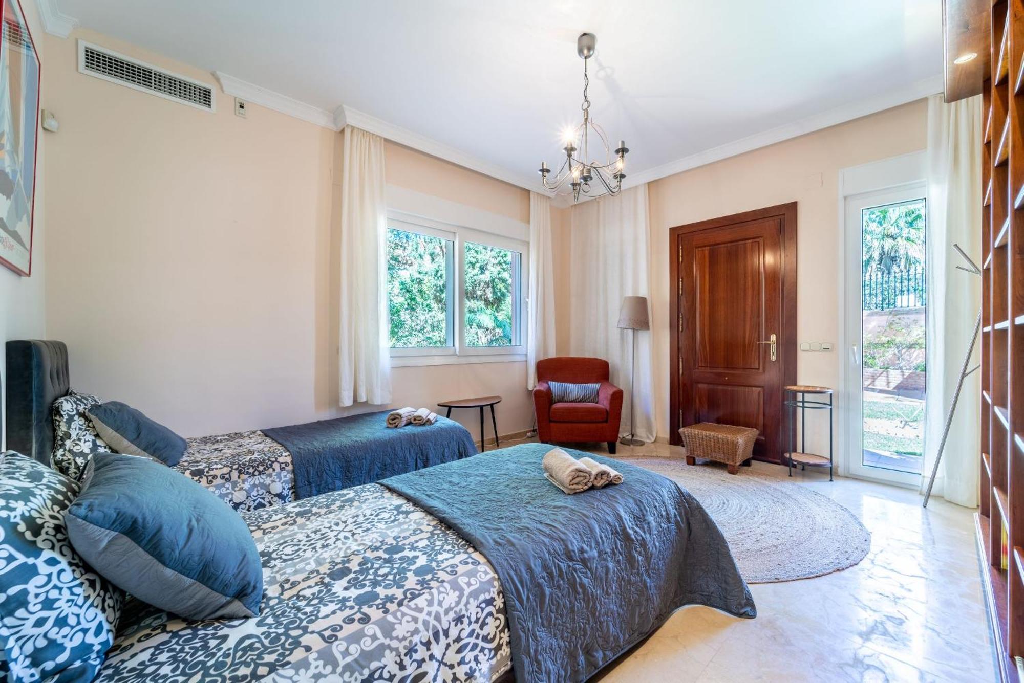Beachside Villa With Panoramic Sea Views เบนัลมาเดนา ภายนอก รูปภาพ