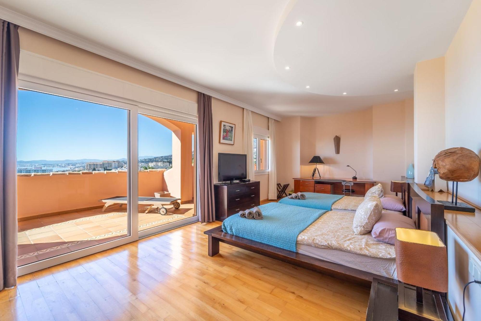 Beachside Villa With Panoramic Sea Views เบนัลมาเดนา ภายนอก รูปภาพ