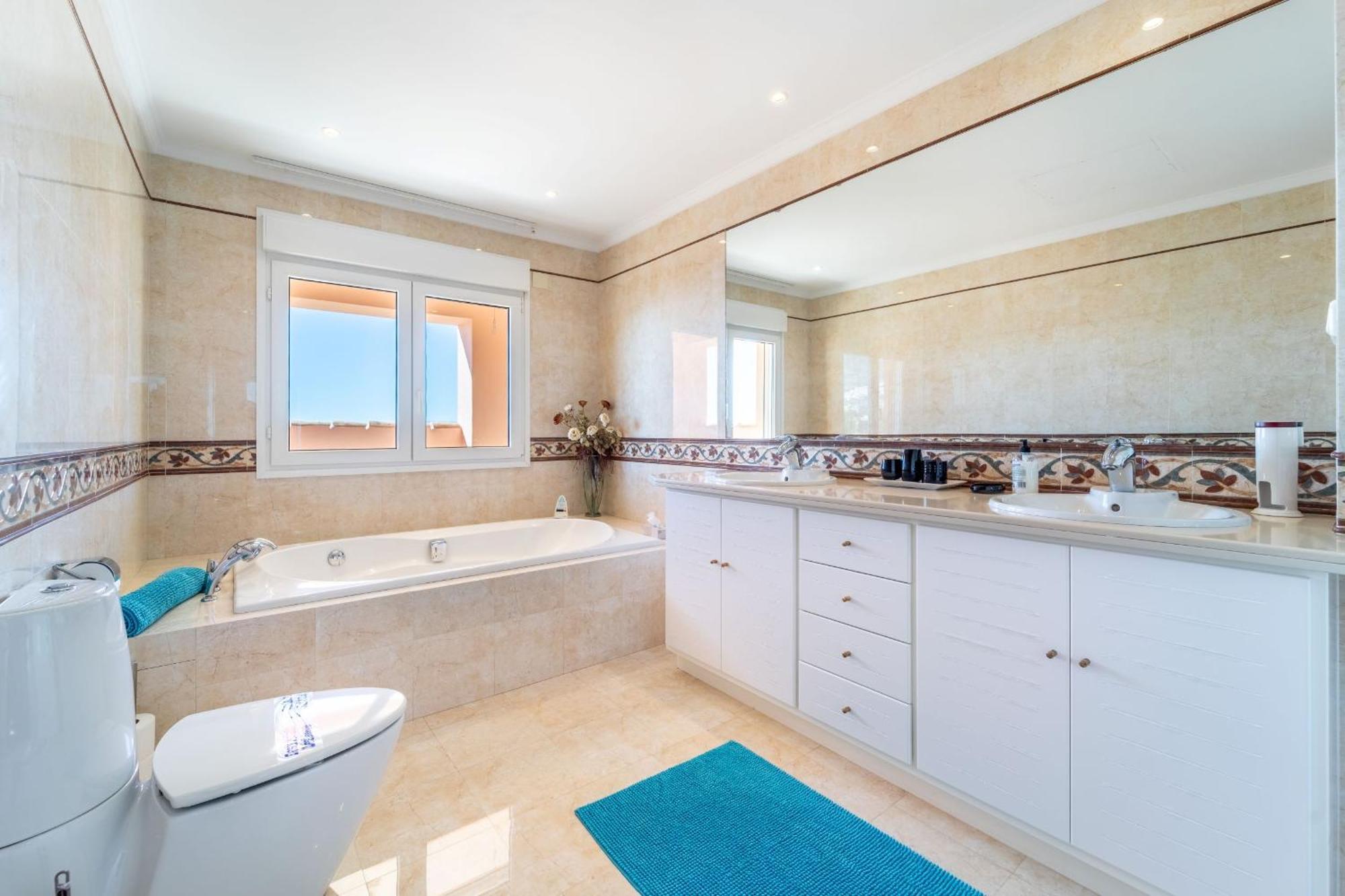 Beachside Villa With Panoramic Sea Views เบนัลมาเดนา ภายนอก รูปภาพ