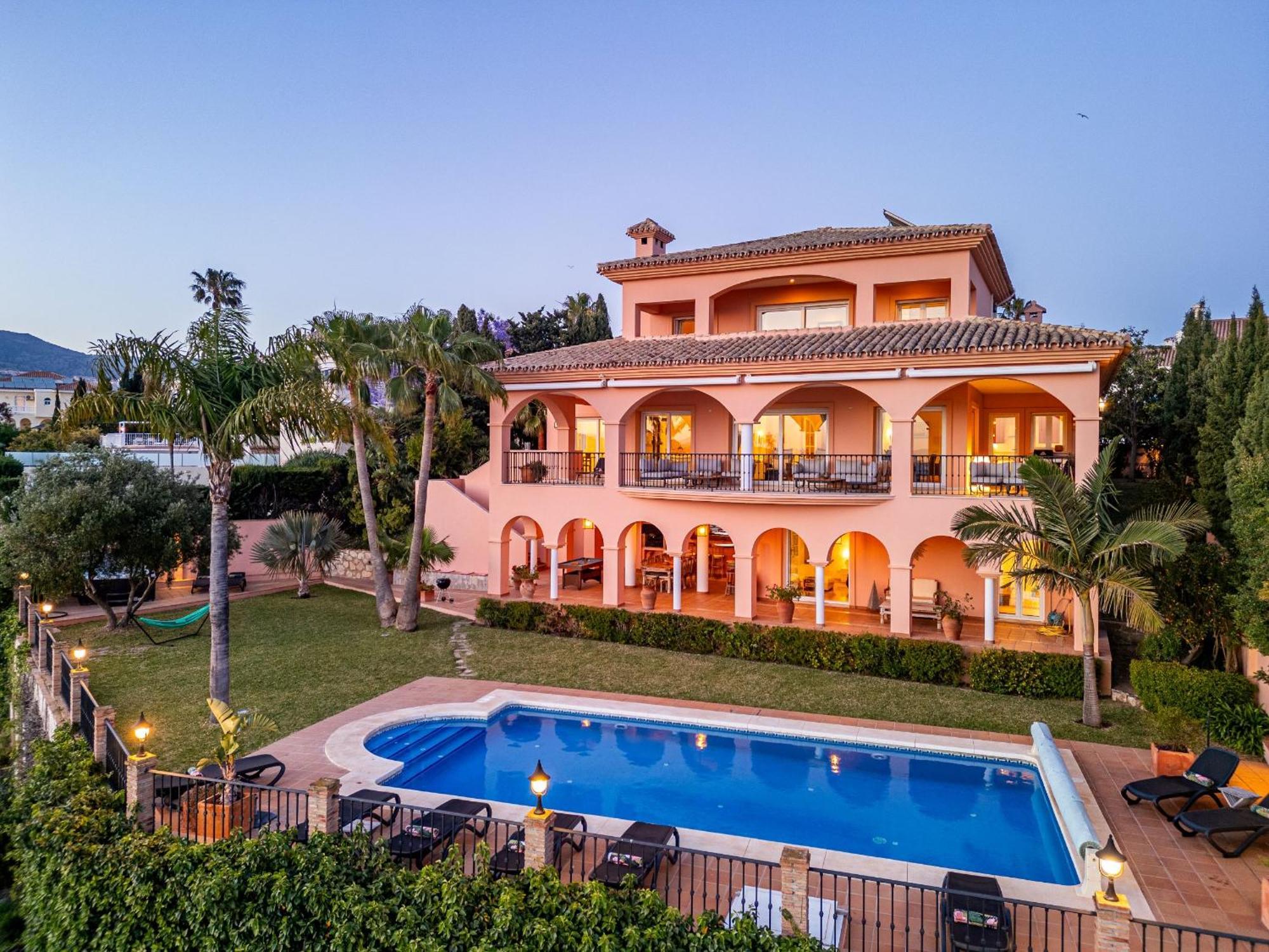 Beachside Villa With Panoramic Sea Views เบนัลมาเดนา ภายนอก รูปภาพ